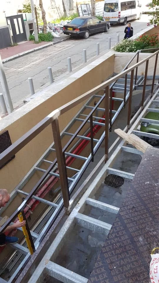רמפת נכים עם מעקה בכניסה לבניין