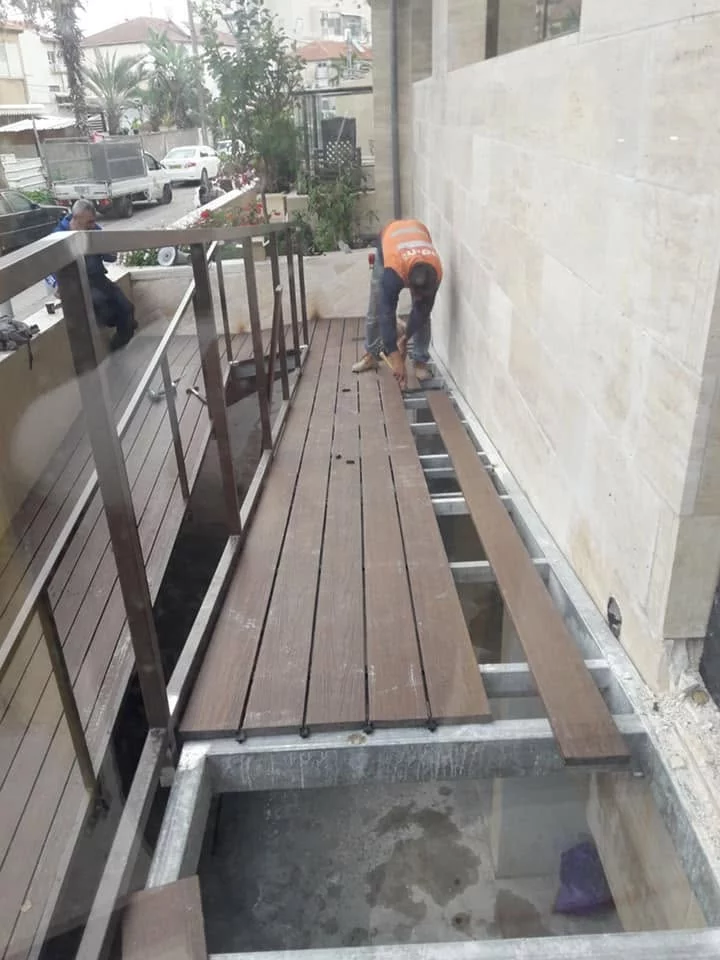התקנת דק על רמפת הנכים בבני ברק