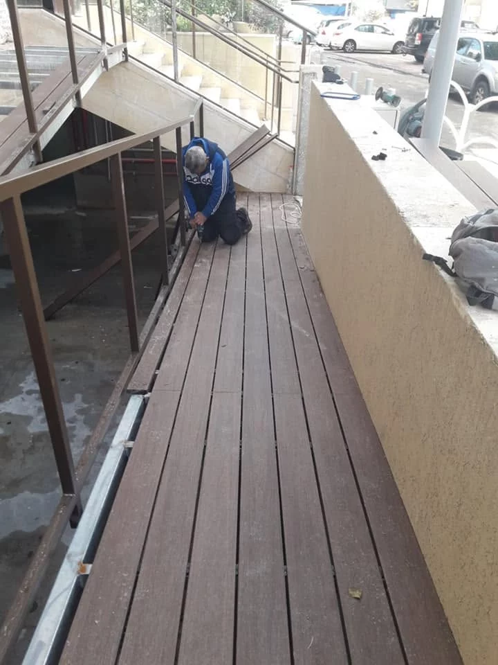 רמפת נגישות לכניסה לבניין בבני ברק