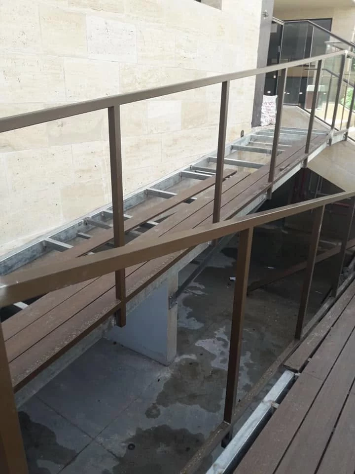 מעקה ושיפוע רמפת הנכים
